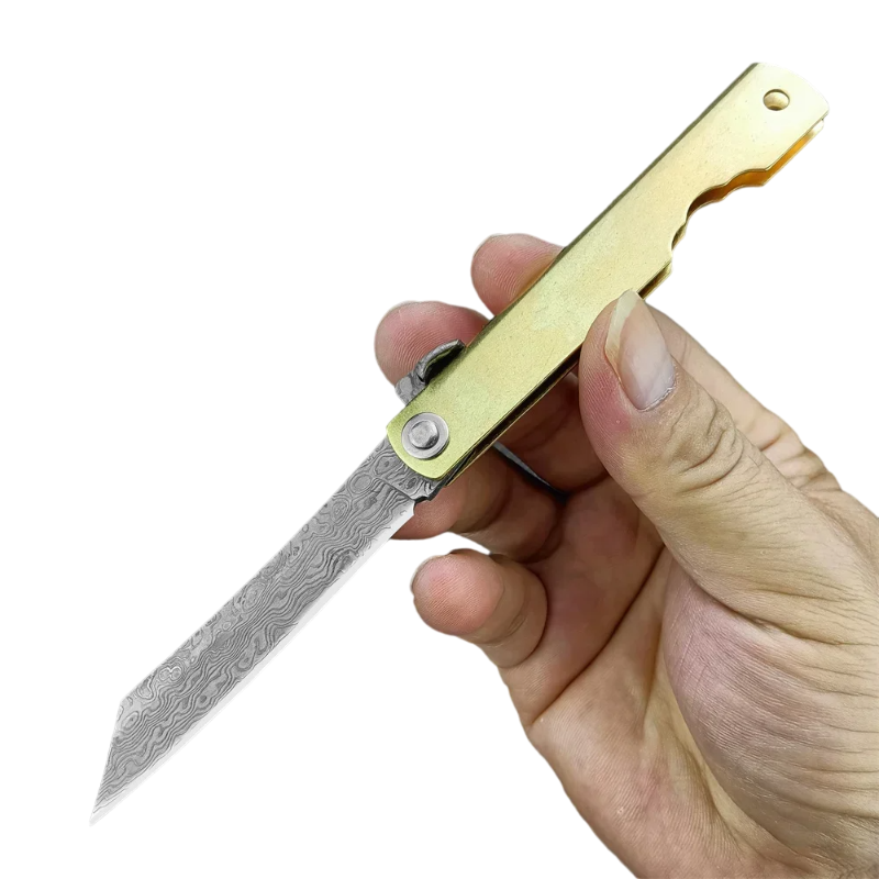 Couteau Japonais Damas Pas Cher dans une main