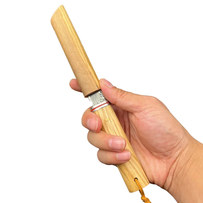 Couteau Tanto Japonais Lame Damas avec fourreau dans une main