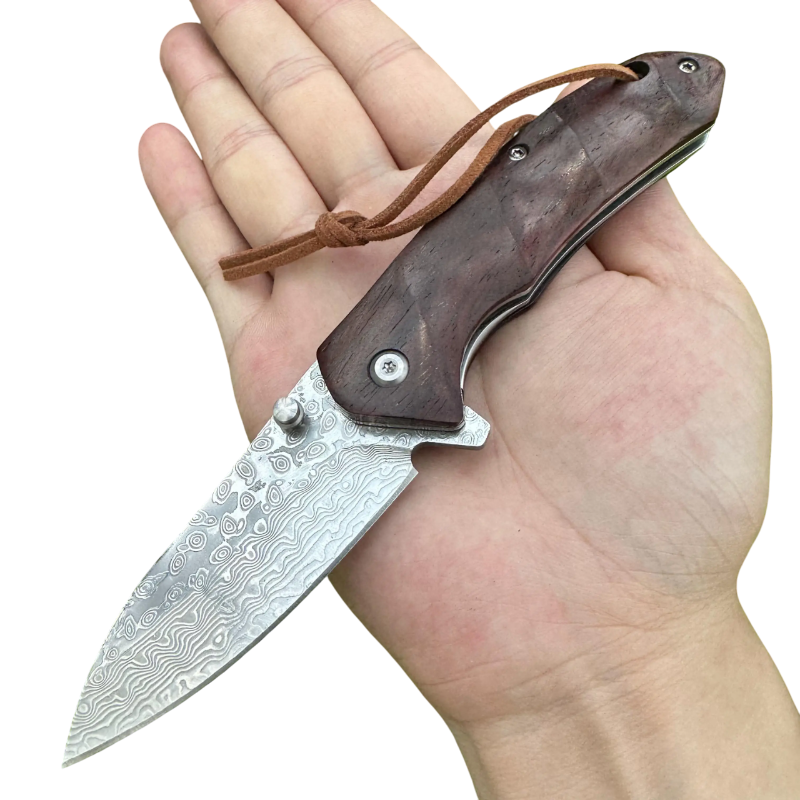 Couteau de Chasse en Acier Damas dans une main