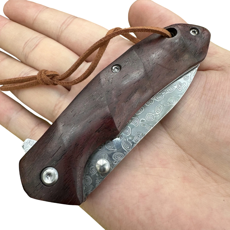 Couteau de Chasse en Acier Damas Plié en Main