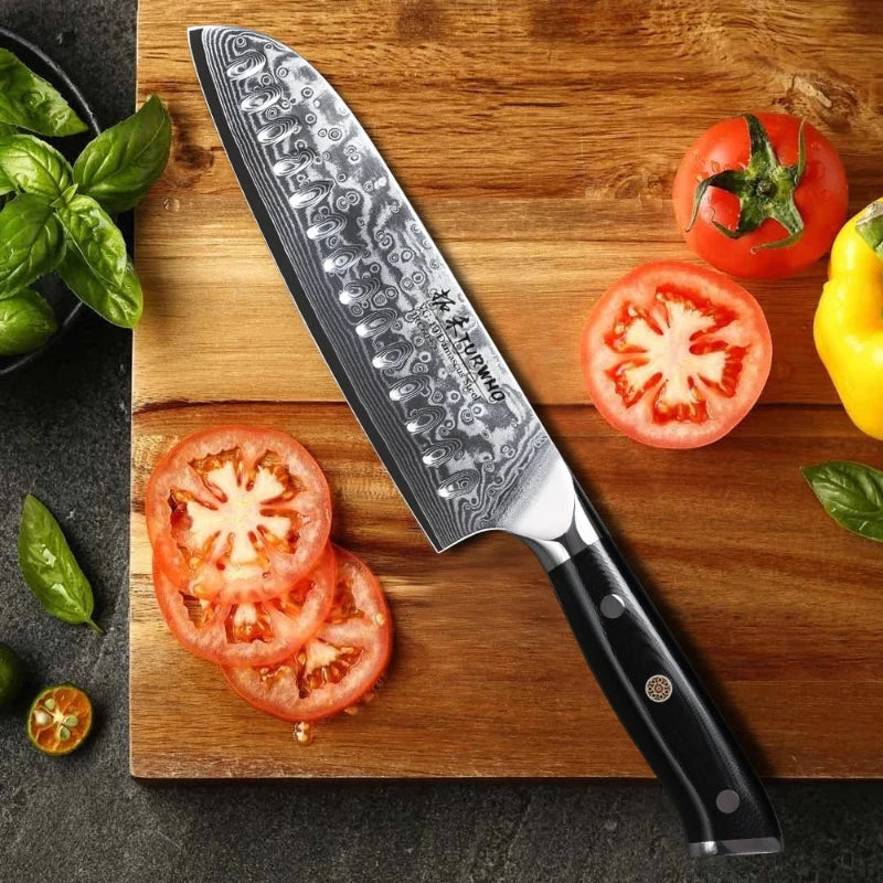 Couteau Damas Santoku présentation avec des tomates