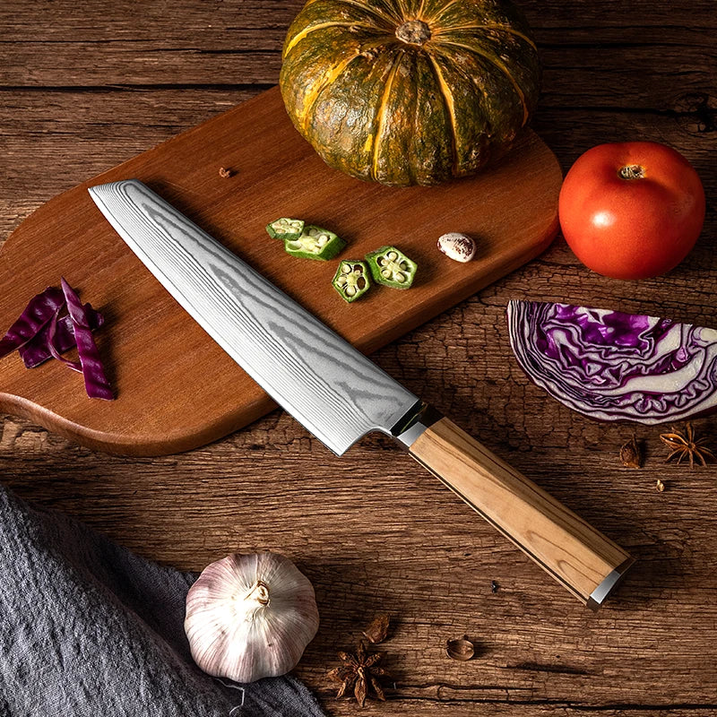 Couteau de Cuisine Damas Manche en Olivier mise en scène