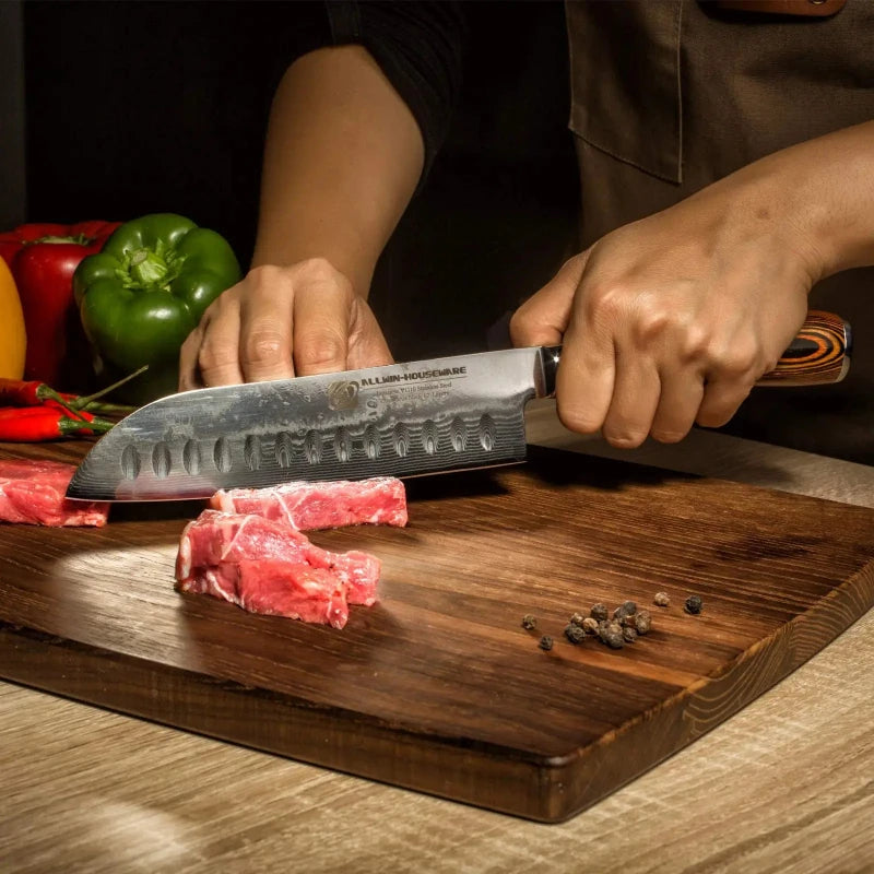 Couteau Japonais Lame Damas en train de découper de la viande