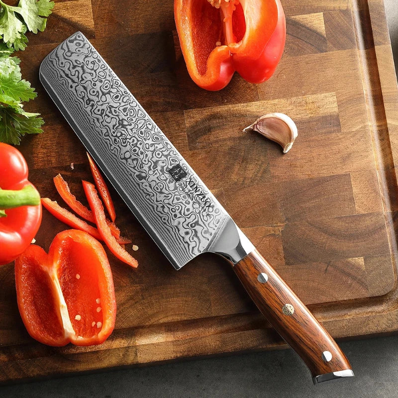Couteau Nakiri Japonais Lame Damas sur une planche à découper