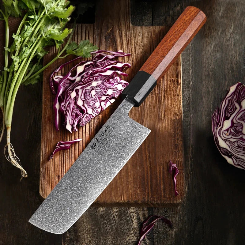 Couteau Nakiri Lame Acier Damas sur une planche à découper