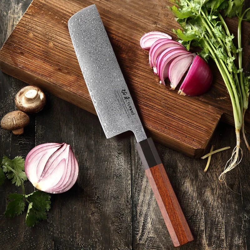 Couteau Nakiri Lame Acier Damas en situation