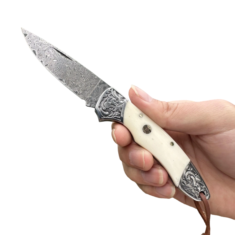 Couteau Pliant Damas Forgé Main prise en main