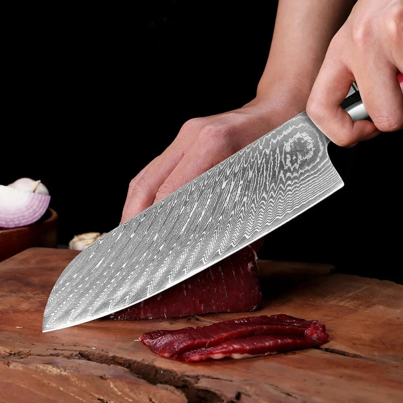 Couteau Santoku en Acier Damas qui découpe de la viande