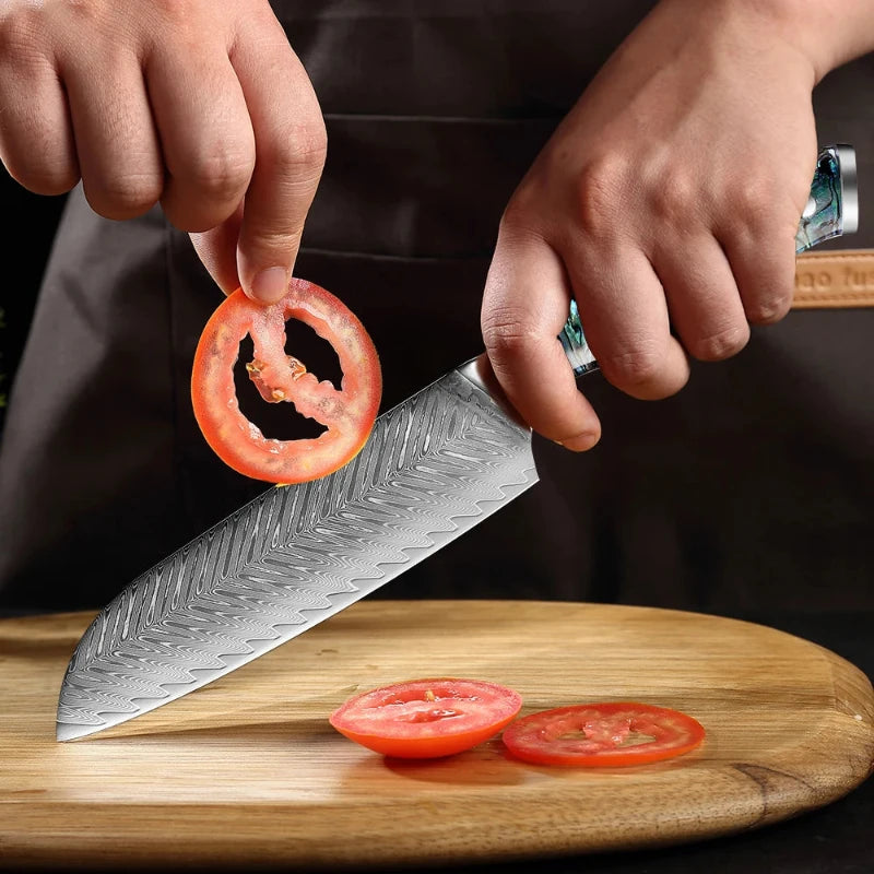 Couteau Santoku Japonais Lame Acier Damas Découpe d'une Tomate