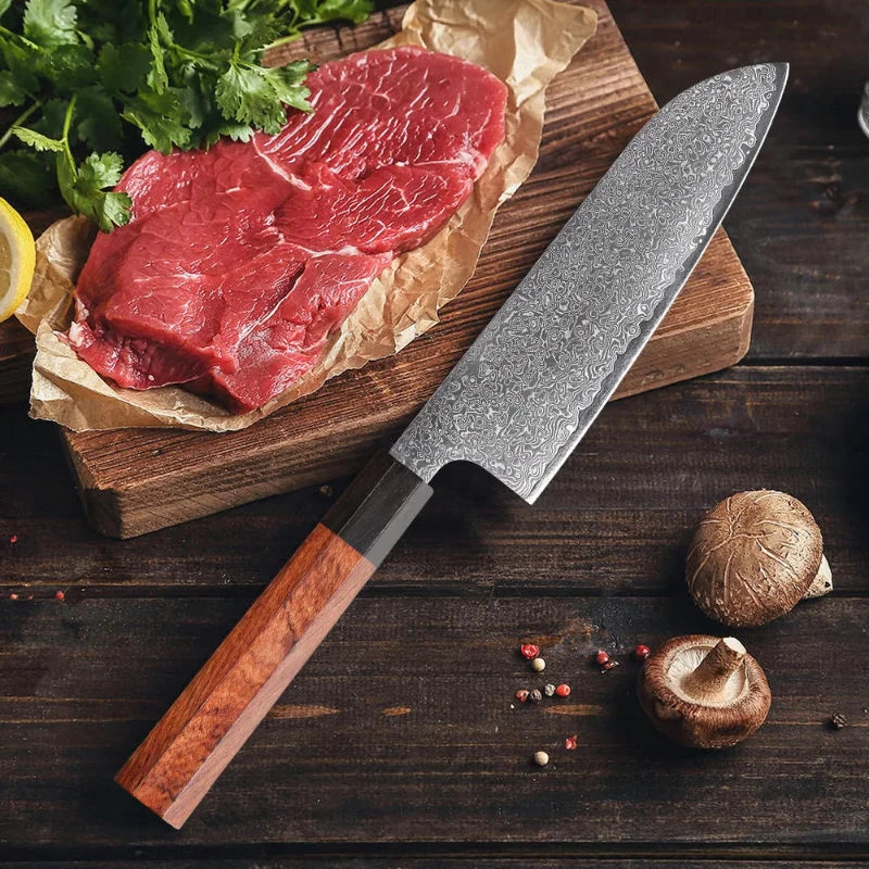 Couteau Santoku Japonais Lame Damas avec de la viande